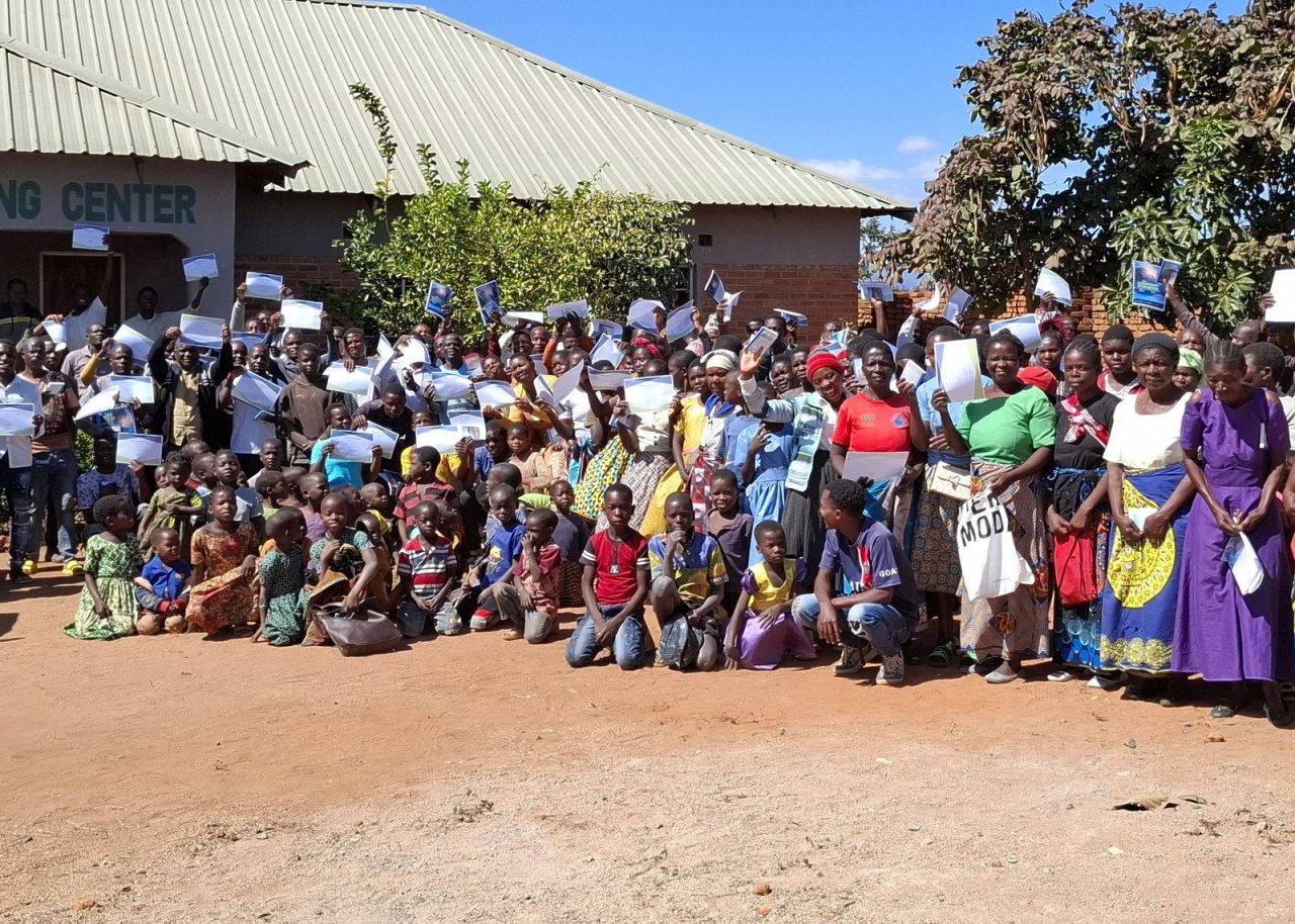 Deelnemers met hun certificaat voor het Life Vocational Training Center in Phalombe, Malawi.