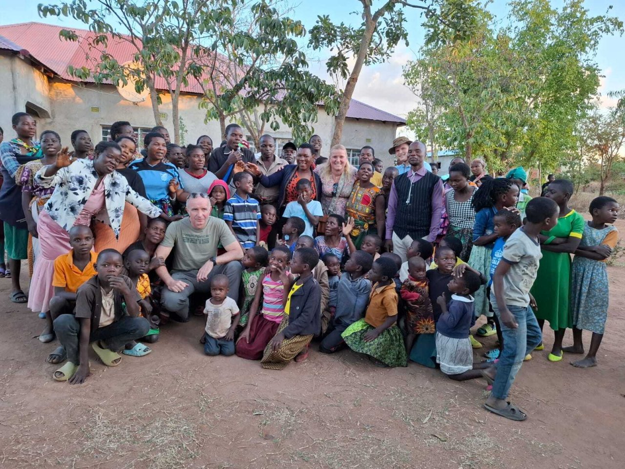Kinderen en volwassenen uit de gemeenschap in Phalombe, Malawi.