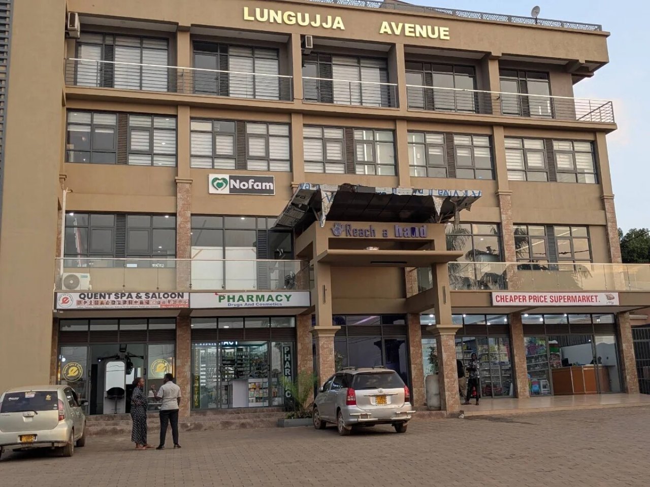 Het kantoorgebouw aan Lungujja Avenue in Kampala met het Nofam-bord aan de gevel.